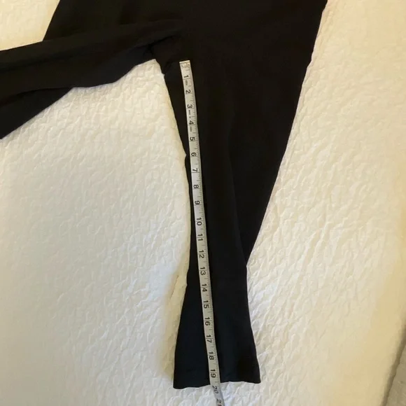 Lululemon Crop Leggings - Size 8 - Picture 9 of 9